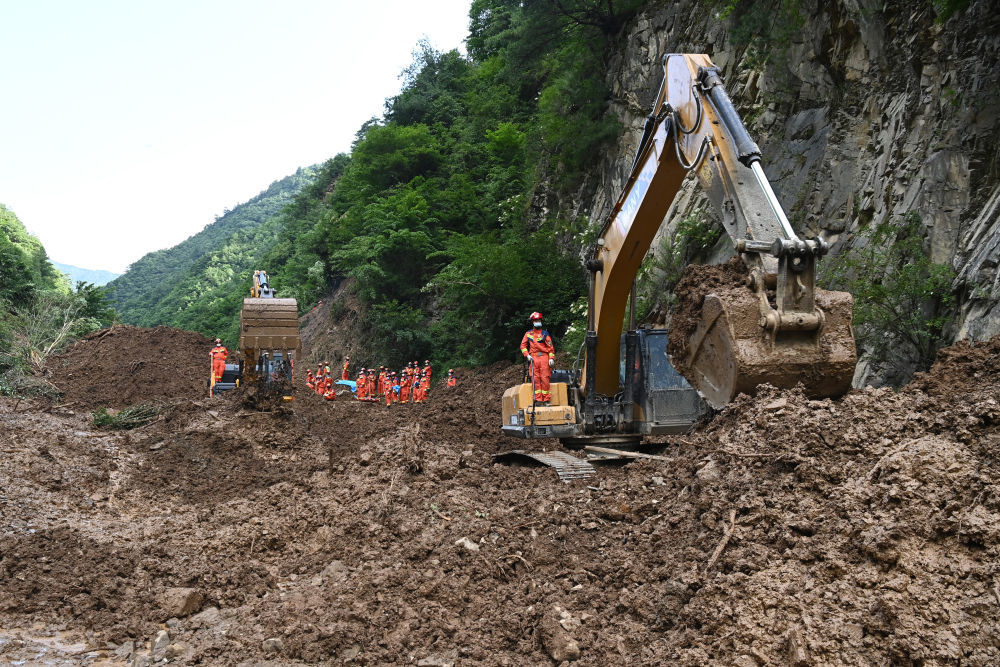 7月7日,在甘肃省陇南市宕昌县南河镇任藏村山体滑坡现场,救援人员在清理滑坡体。新华社记者 范培珅 摄