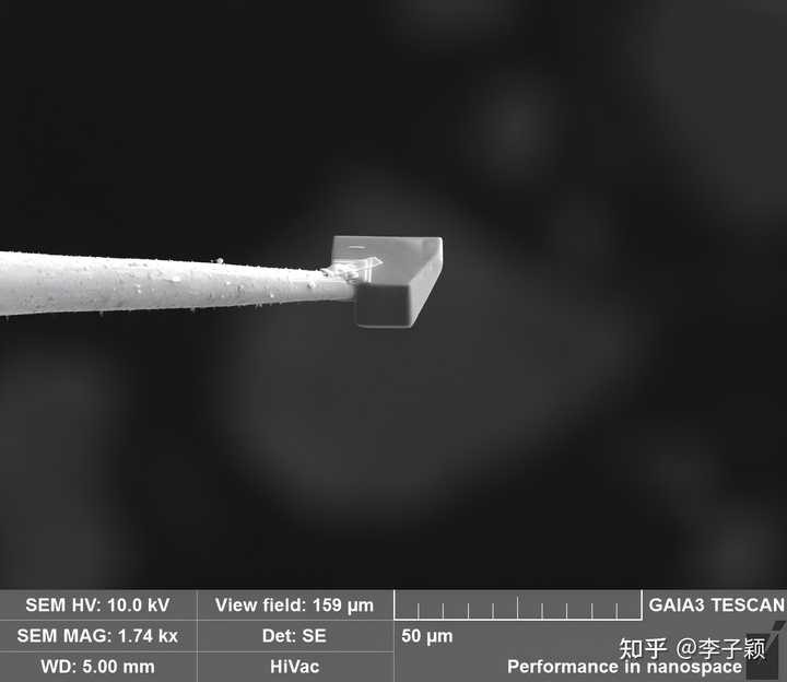 纳米机械手提取镁嫦娥石单晶颗粒