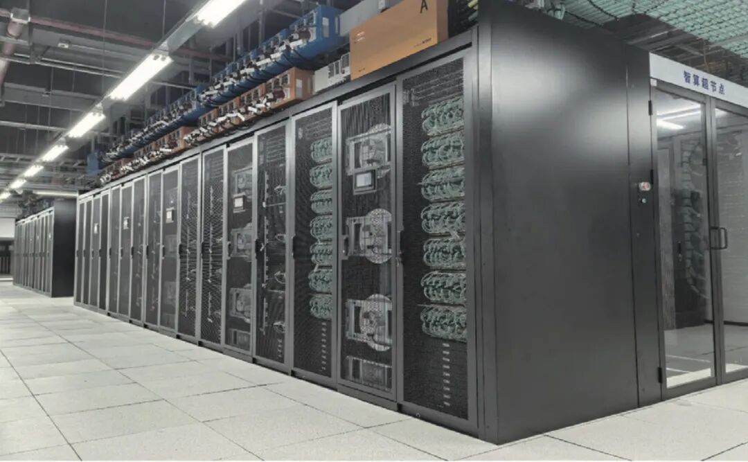 火车在站台旁中度真正度描述已自动生成