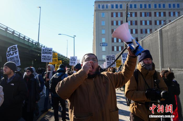 当地时间1月4日，大批民众在位于美国纽约布鲁克林区的大都会拘留中心外围举行示威活动，抗议美国对委内瑞拉实施军事打击。　 中新社记者 廖攀 摄