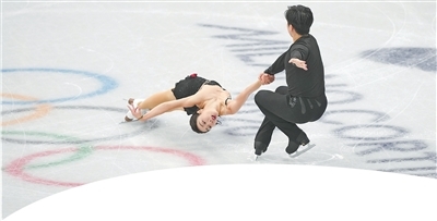 中国组合隋文静（左）/韩聪在花样滑冰项目团体赛双人滑短节目比赛中。新华社记者 薛宇舸摄