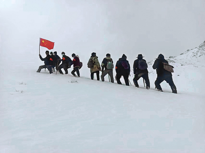 次仁罗布（左二）和村里的固边队员在巡边路上（2024 年 2 月摄） 受访者供图