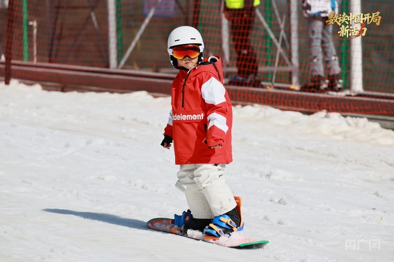 游客在武当滑雪场滑雪（央广网记者左洋 摄）