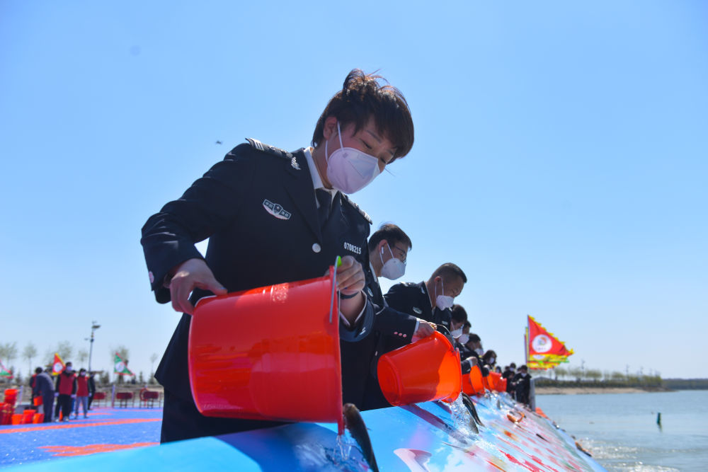 2022年4月28日，渔政管理站工作人员向查干湖投放鱼苗。查干湖通过“松花江—查干湖—嫩江”连通工程，以活水交换提升水质；南北景区各建一座污水处理厂，实现生活污水全收集、全处理；遍植荷花等水生植物，结合增殖放流和科学捕捞，形成“以水养鱼、以鱼净水”的生态循环，水质连续4年保持在Ⅳ类标准，鲜鱼年产量保持在5000吨左右。