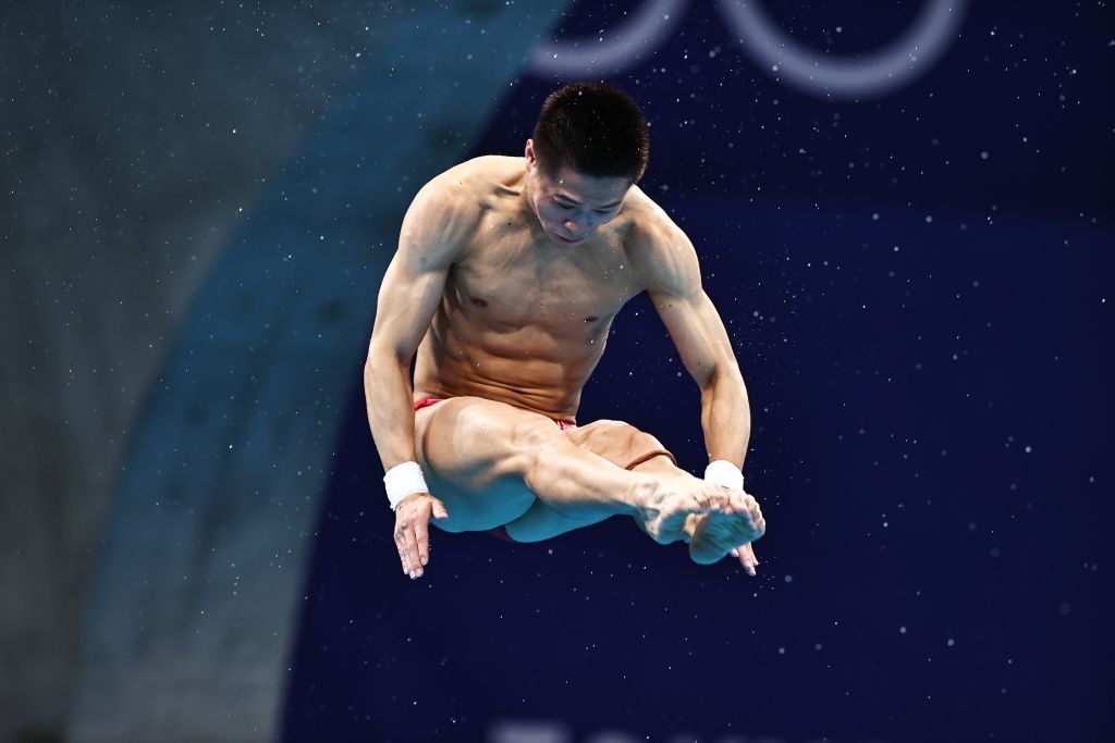 2021年8月7日,中国选手杨健在东京奥运会男子10米跳台赛场。