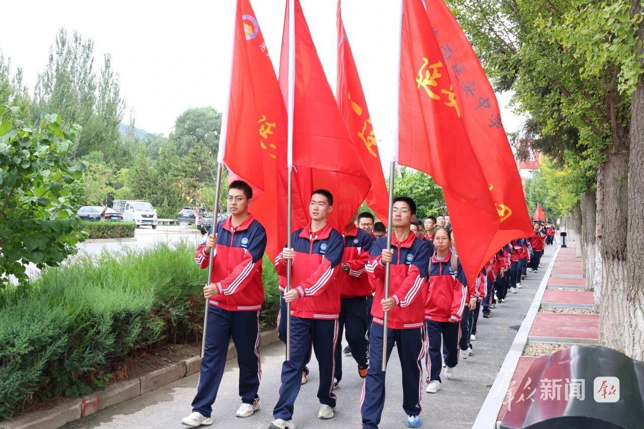 延安中学连续23年开展红色远足研学旅行活动。图为去年9月20日，学生徒步前往杨家岭革命旧址等地（资料照片）。