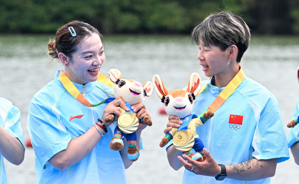 2026年4月25日,冠军中国队选手在三亚亚沙会女子组12人龙舟200米直道赛颁奖仪式上。新华社记者 杨冠宇 摄