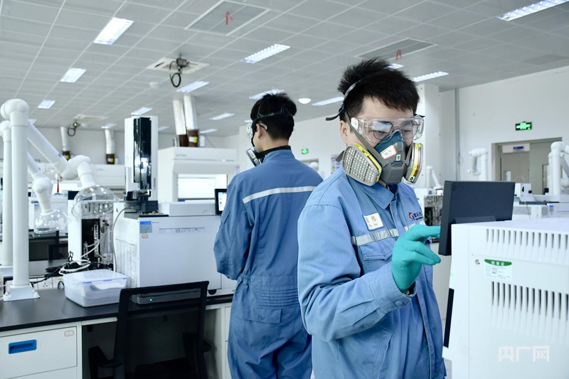 福建古雷石化公司化验中心内工作人员正在作业（央广网发 张语欣 摄）