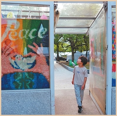 在日本广岛和平纪念公园，一名小朋友经过祈愿和平的千纸鹤叠串。　　新华社记者 贾浩成摄