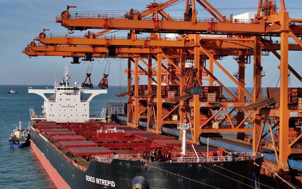 1月13日，靠泊在唐山港曹妃甸港区矿石码头的一艘轮船在卸载（无人机照片）。新华社记者 杨世尧 摄