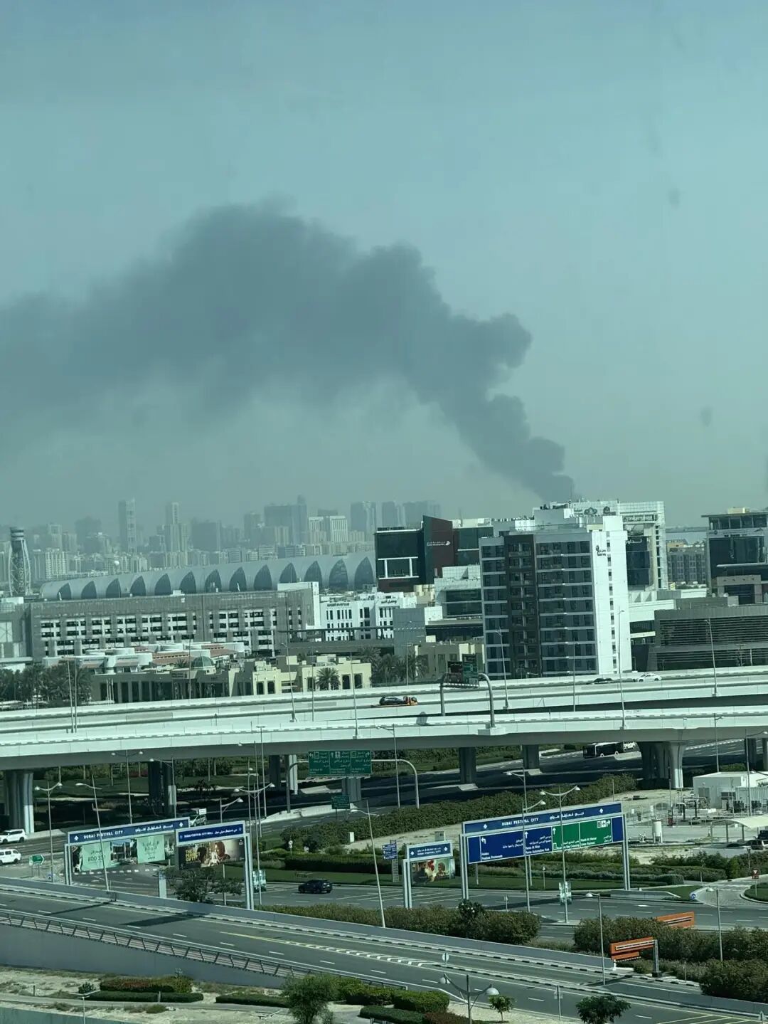 陈婧在路上看见不远处升起黑烟。受访者供图