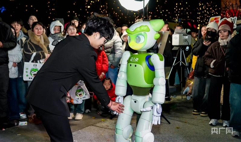 情感交互人形机器人正在跟市民互动（央广网发 程卿苗 摄）