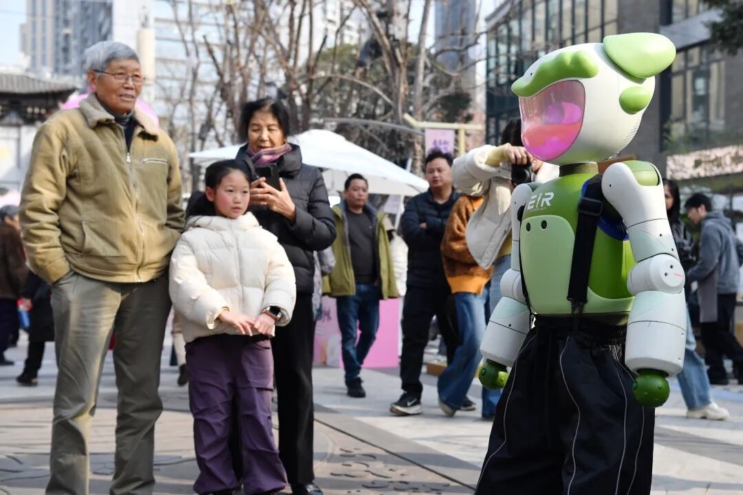 一批“成都高新造”科技产品在“村糖会”现场集中亮相(成都高新区党工委党群工作部供图)