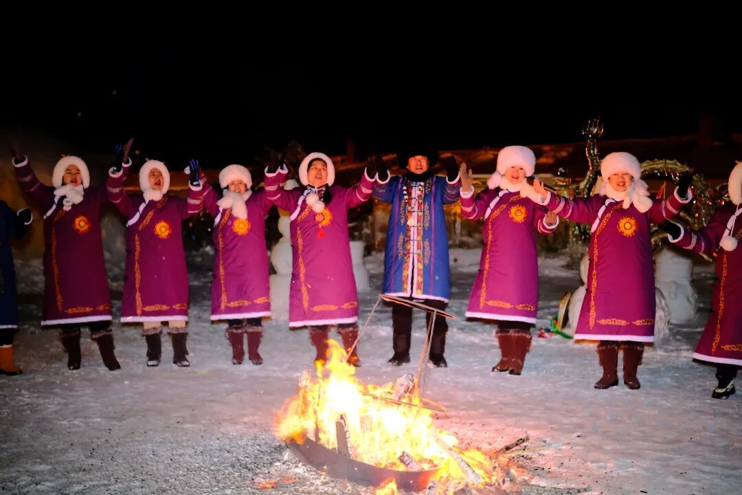 2月16日，除夕之夜，赫哲族群众在东极村载歌载舞，欢庆春节。经济日报记者朱双健摄