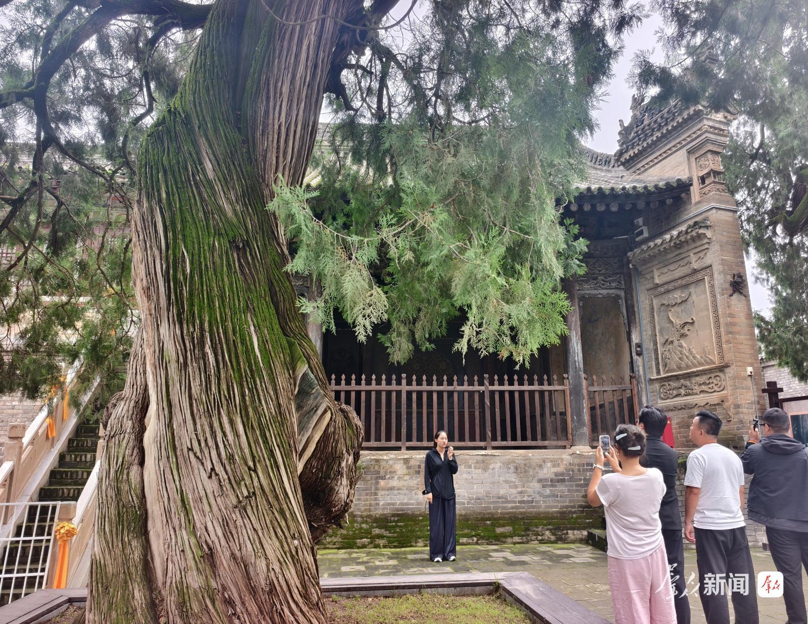8月18日，在白水县仓颉庙景区，工作人员（左一）正在为前来参观的游客讲解介绍。