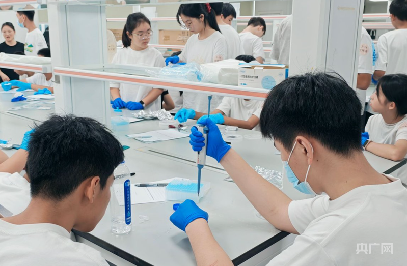 青少年们在制作液滴微流控芯片(央广网发 受访者供图)