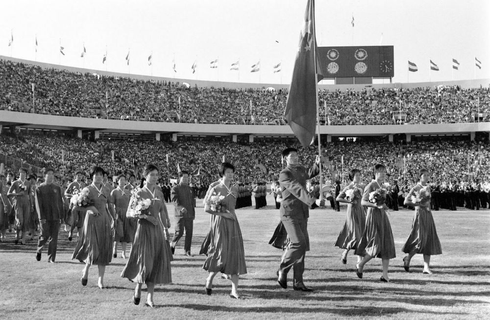 1974年9月1日,第七届亚运会开幕式在伊朗德黑兰的阿里亚梅尔体育中心举行。这是中国体育代表团入场。新华社记者 武基国 摄