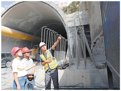 中吉乌铁路乌鲁姆巴什1号隧道出口,工作人员正在向中吉记者介绍隧道施工情况。 本报记者 赵益普摄