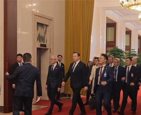 马斯克360度转圈拍摄大会堂！黄仁勋：这会是一次非常成功的会晤