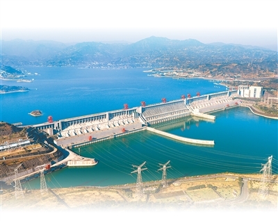 湖北宜昌市,三峡大坝及三峡电站输电设施。