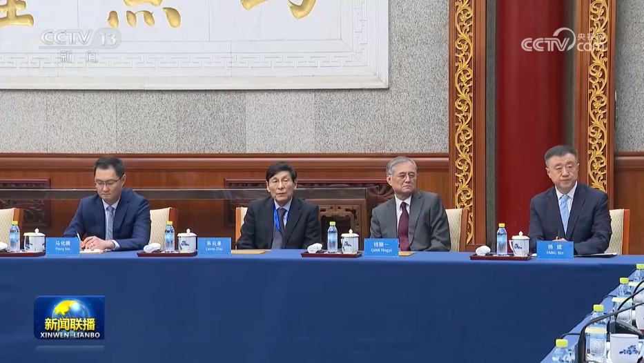 马化腾(左一)