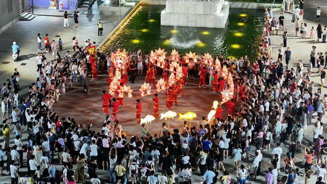 蘇村锦鲤文化街区,“板凳龙”巡演。洪海摄