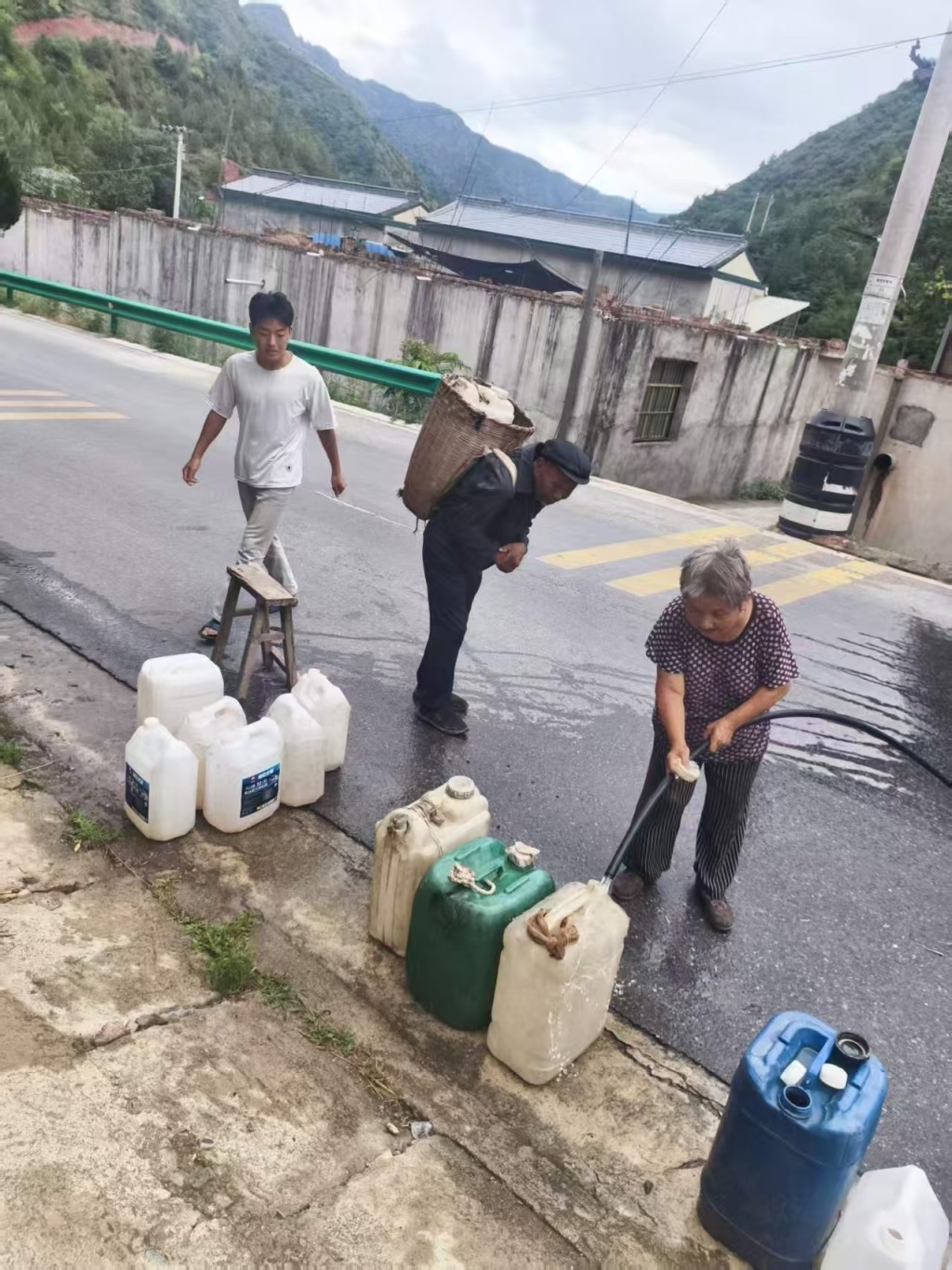 因干旱缺水,当地村民只能靠人力背水、用三轮车和电瓶车跨区域拉水。受访者供图