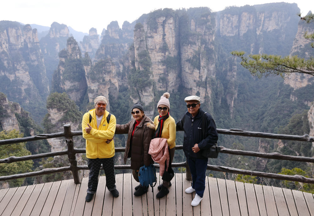 湖南张家界以独特的石英砂岩峰林地貌、鬼斧神工的自然景观闻名于世，拥有中国首批世界自然遗产、全球首批世界地质公园、世界“张家界地貌”命名地等多张名片，是国内外游客喜爱的旅游目的地。这是2025年2月15日，泰国游客在张家界国家森林公园袁家界景区游玩。