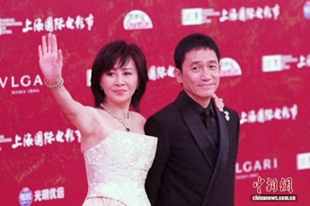 6月13日晚，中国香港演员梁朝伟携夫人刘嘉玲，亮相第28届上海国际电影节金爵盛典红毯仪式。 中新网记者 张亨伟 摄