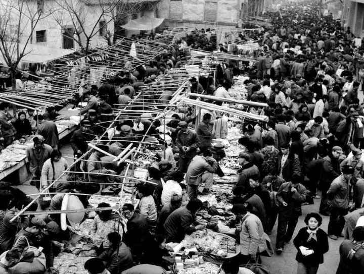 1982年，义乌湖清门马路市场场景。