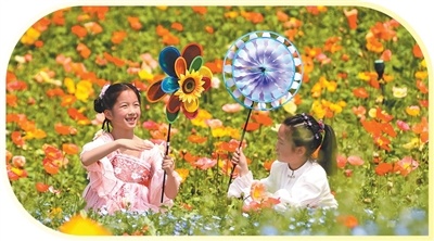 小朋友在江苏省句容市白兔镇伏热花海玩耍，乐享春假。