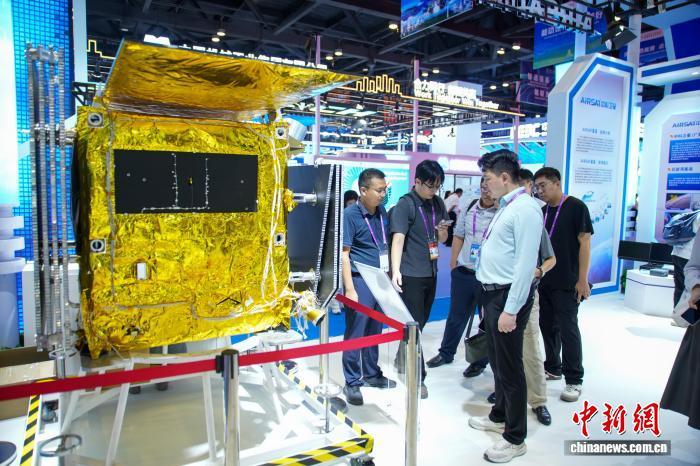 图为在东博会先进技术展区,参观者观看现场展出的AIRSAT-05星(地面验证星)模型。陈冠言 摄