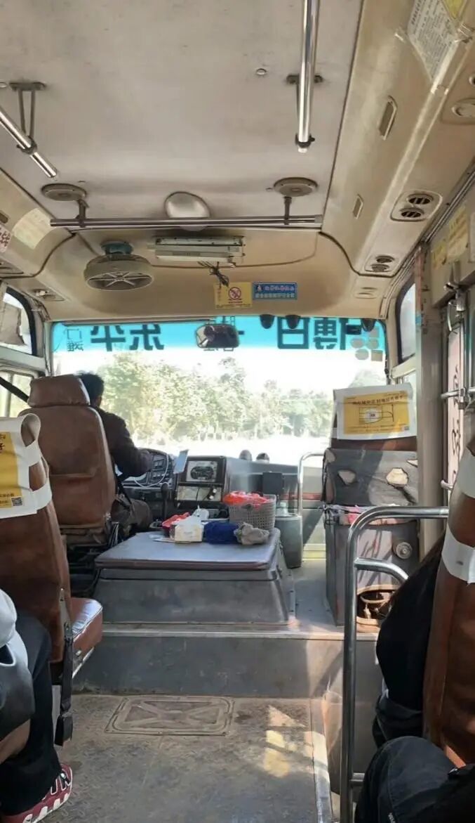 座无虚席时,发动机舱盖上也能围坐一圈/图源:小红书@new,已获授权