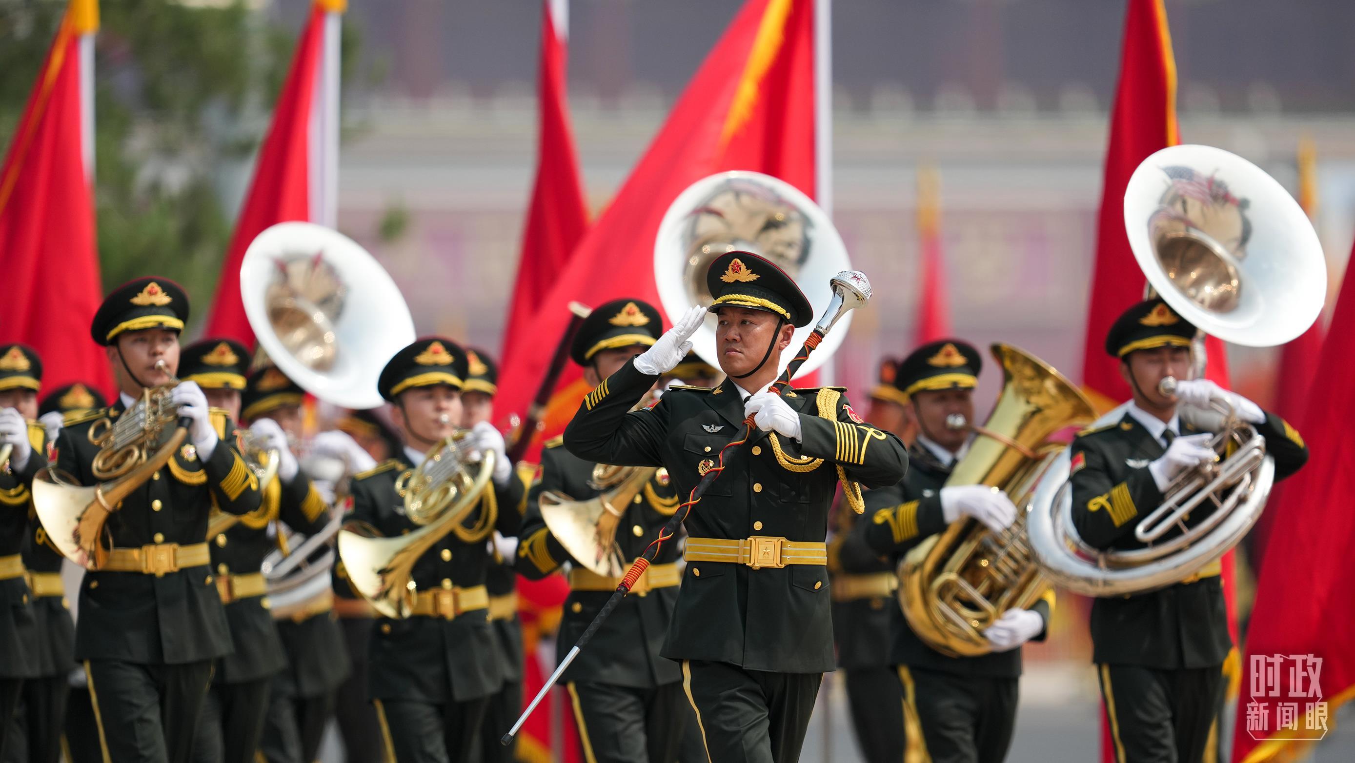 △欢迎仪式上的中国人民解放军军乐团。（总台记者李晋拍摄）