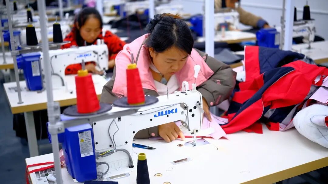 十八洞片区服装厂内，村民正在缝制衣服（摄于2025年11月）。经济日报记者朱双健