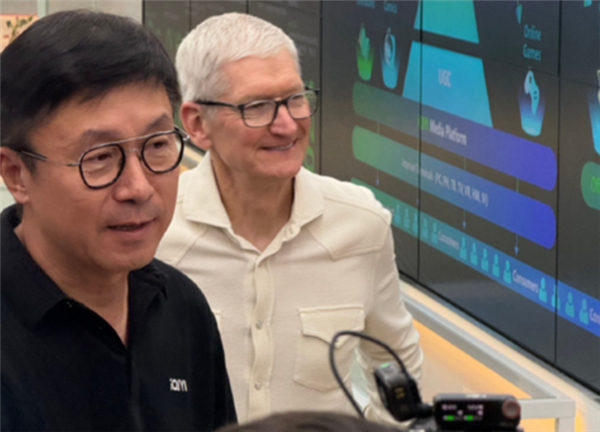 库克展示爱奇艺适配iPhone Duo的观影效果:盛赞其App十分出色