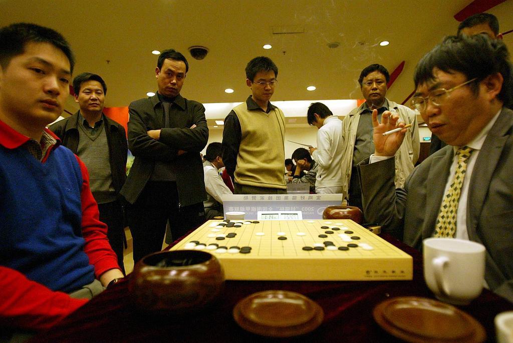 聂卫平与常昊(左)对弈。视觉中国 图