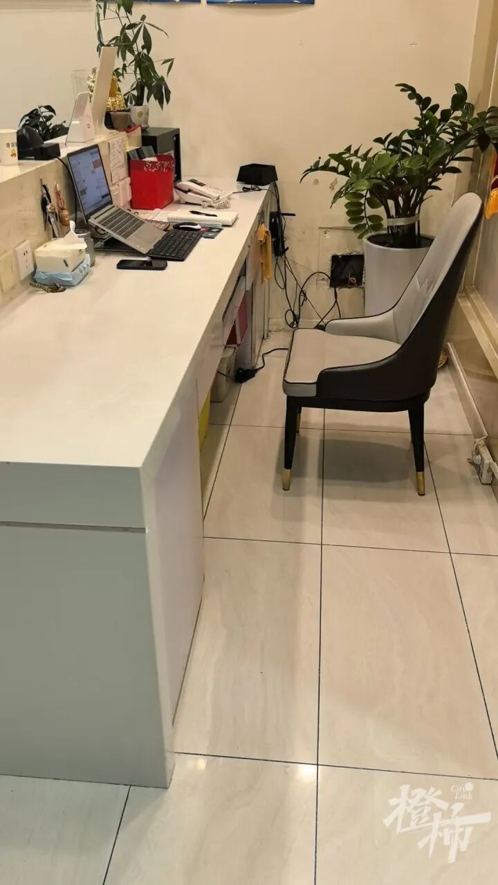 高女士店内的吧台