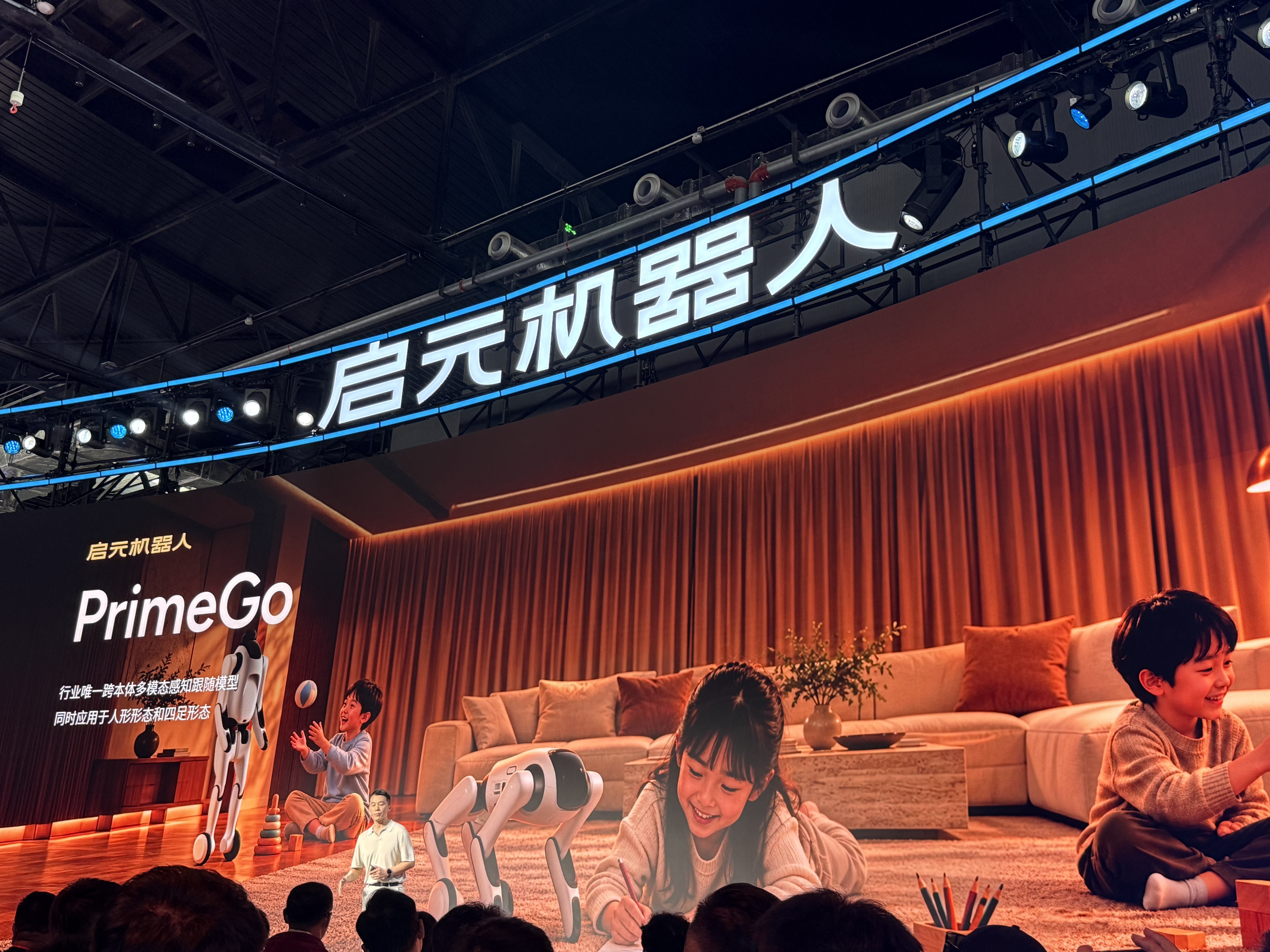 10岁小孩姐,都能轻松给机器人编程!稚晖君连发两款万元级机器人