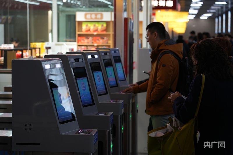 天津站中乘客往来(央广网记者 周思杨 摄)