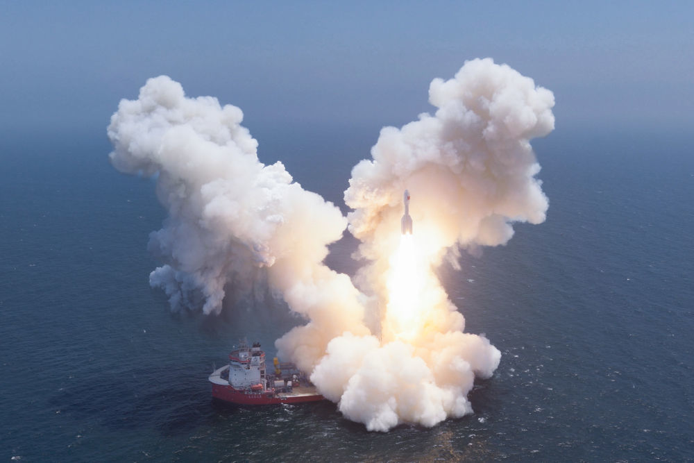 2026年7月22日10时54分,我国太原卫星发射中心在上海东部海域使用引力一号遥四运载火箭,将搭载的东坡13-14星、东坡17-20星、西光贰号01星、天仪49星、紫丁香三号卫星共9颗卫星顺利送入预定轨道,飞行试验任务取得圆满成功。新华社发