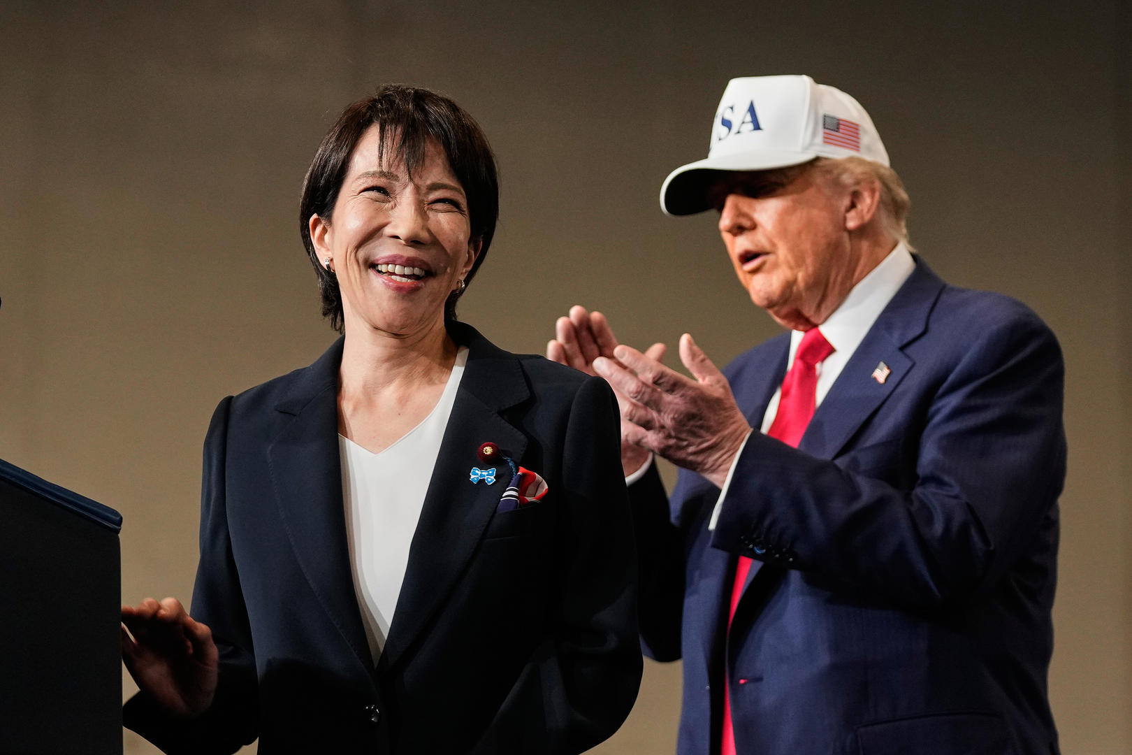 ▲当地时间2025年10月28日，日本横须贺，日本首相高市早苗与美国总统特朗普在美国海军基地停靠的航空母舰乔治&middot;华盛顿号上向军方人员讲话 图据视觉中国