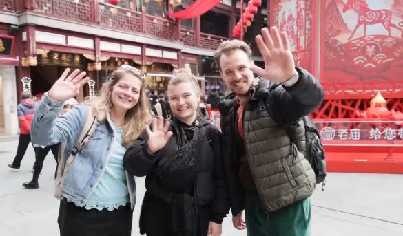 “到中国过年成热潮” 外国人沉浸式体验中国年