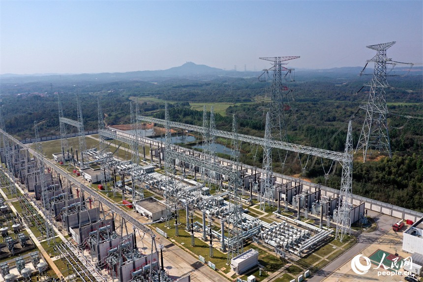 江西南昌1000千伏变电站主变扩建工程顺利完成送电调试,标志着江西省“六张网”首个新型电网重点工程建成投运。 人民网记者 时雨摄