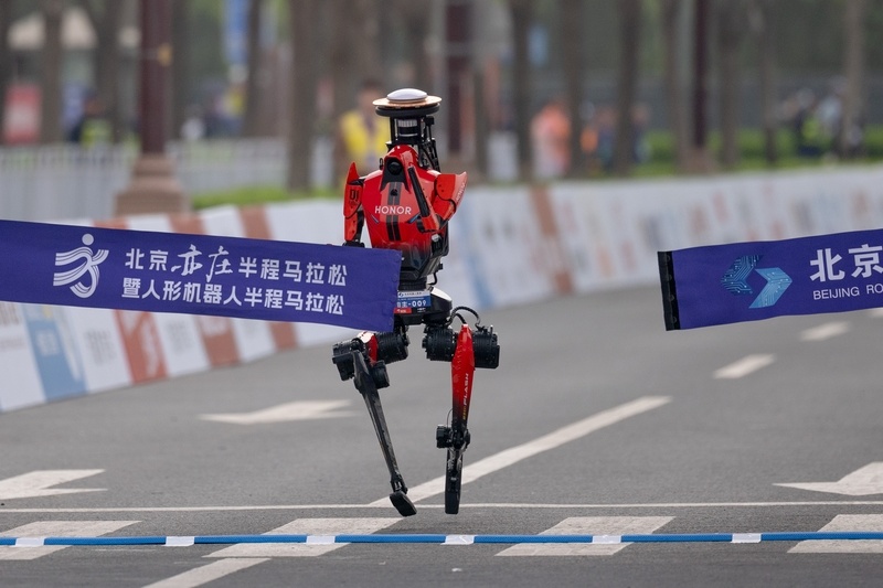 2026年4月19日，中国北京，一场长跑比赛中人形机器人与参赛者同场竞技，以超越人类潜能的表现刷新半马世界纪录。 IC Photo