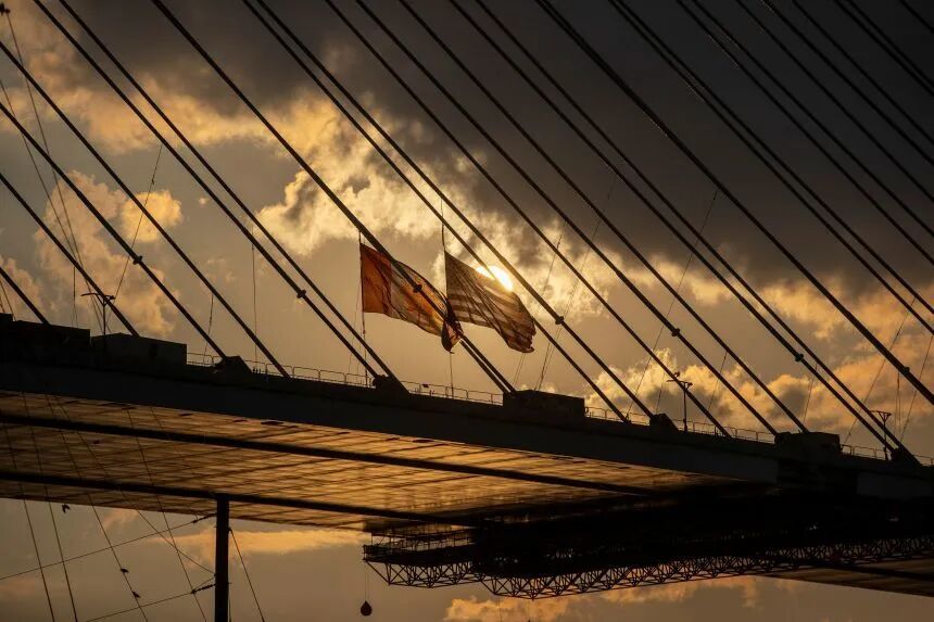 2024年8月25日,加拿大和美国国旗在连接底特律和安大略省温莎的戈迪豪国际大桥飘扬。预计该桥将在今年晚些时候开放。