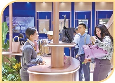 消博会免税与高端精品展区，参展人员在选购产品。