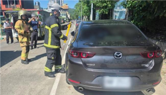 台警方在高雄市左营区发现一对男女倒卧轿车内死亡。图源:台湾TVBS新闻网