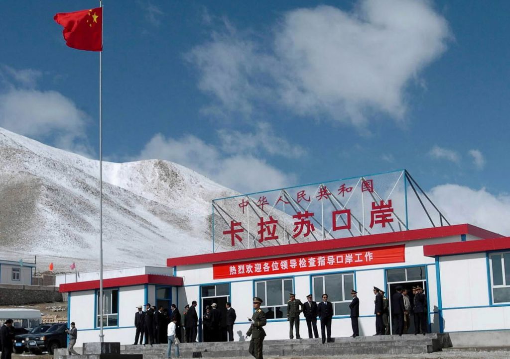 2004年5月25日，中国和塔吉克斯坦两国间第一个陆路口岸——新疆卡拉苏口岸举行开放仪式。