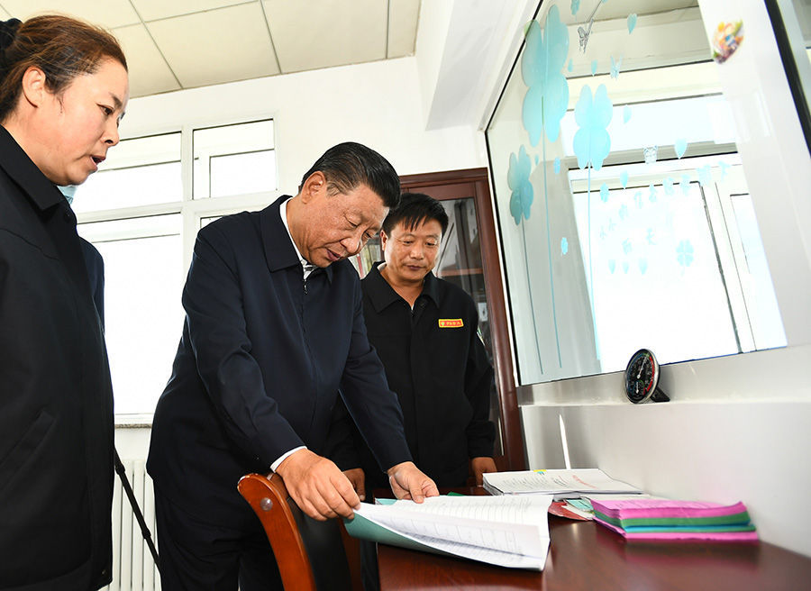 2021年8月23日，习近平总书记在河北塞罕坝机械林场月亮山考察时，亲切看望护林员刘军、王娟夫妇。新华社记者 谢环驰 摄